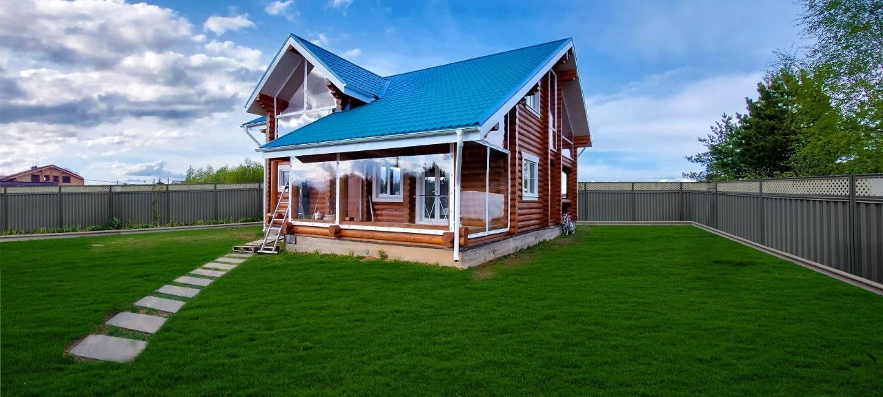 Мягкие окна на веранде загородного дома в Лесном Городке